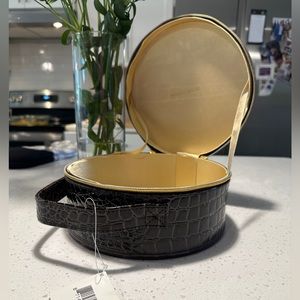 NWT Nordstrom Exclusive Round Vinyl Hat Jewelry Box Carry Case Make up crocodile